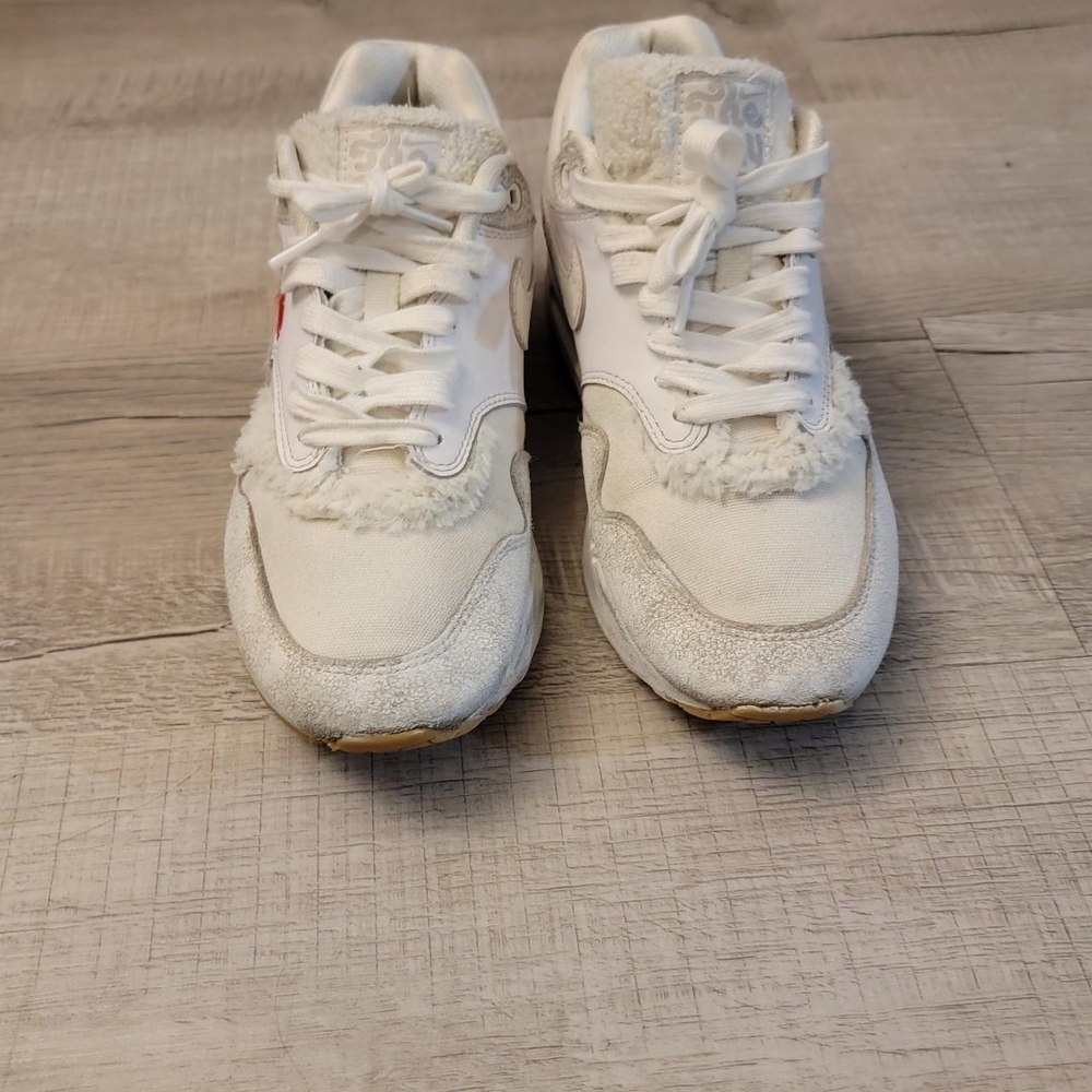 Nike Men’s White Athletic Sneakers with Subtle Red Accent